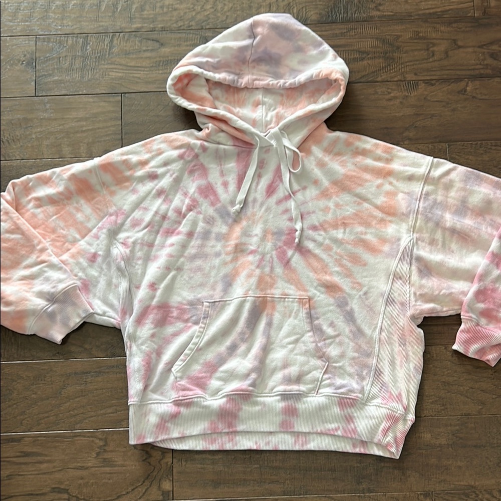 Vacation ready! American Eagle pastel tie dye hoodie